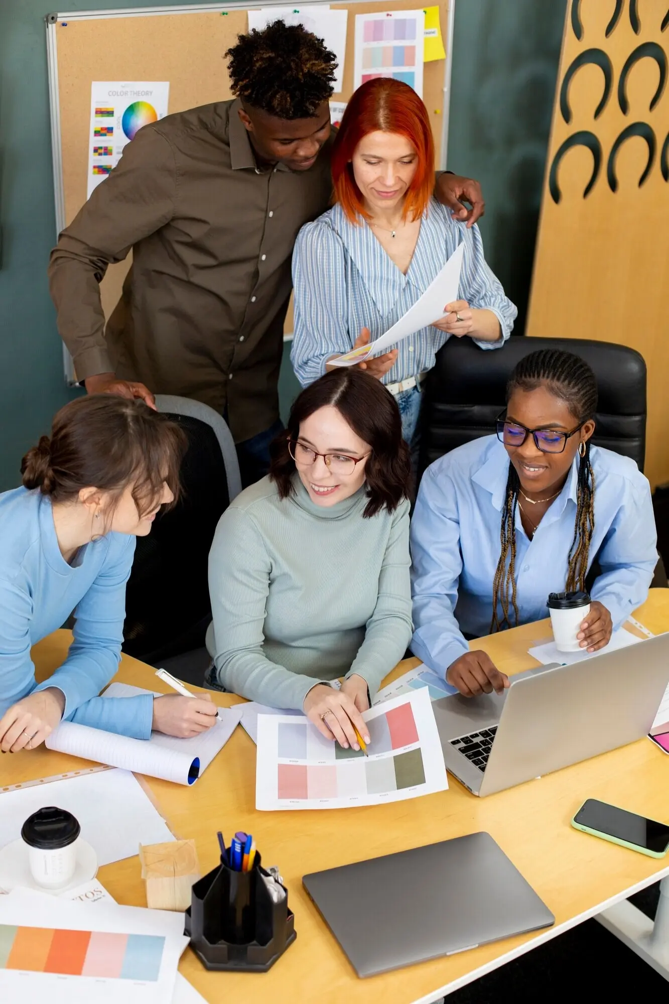 Средний план: коллеги выполняют свою работу.