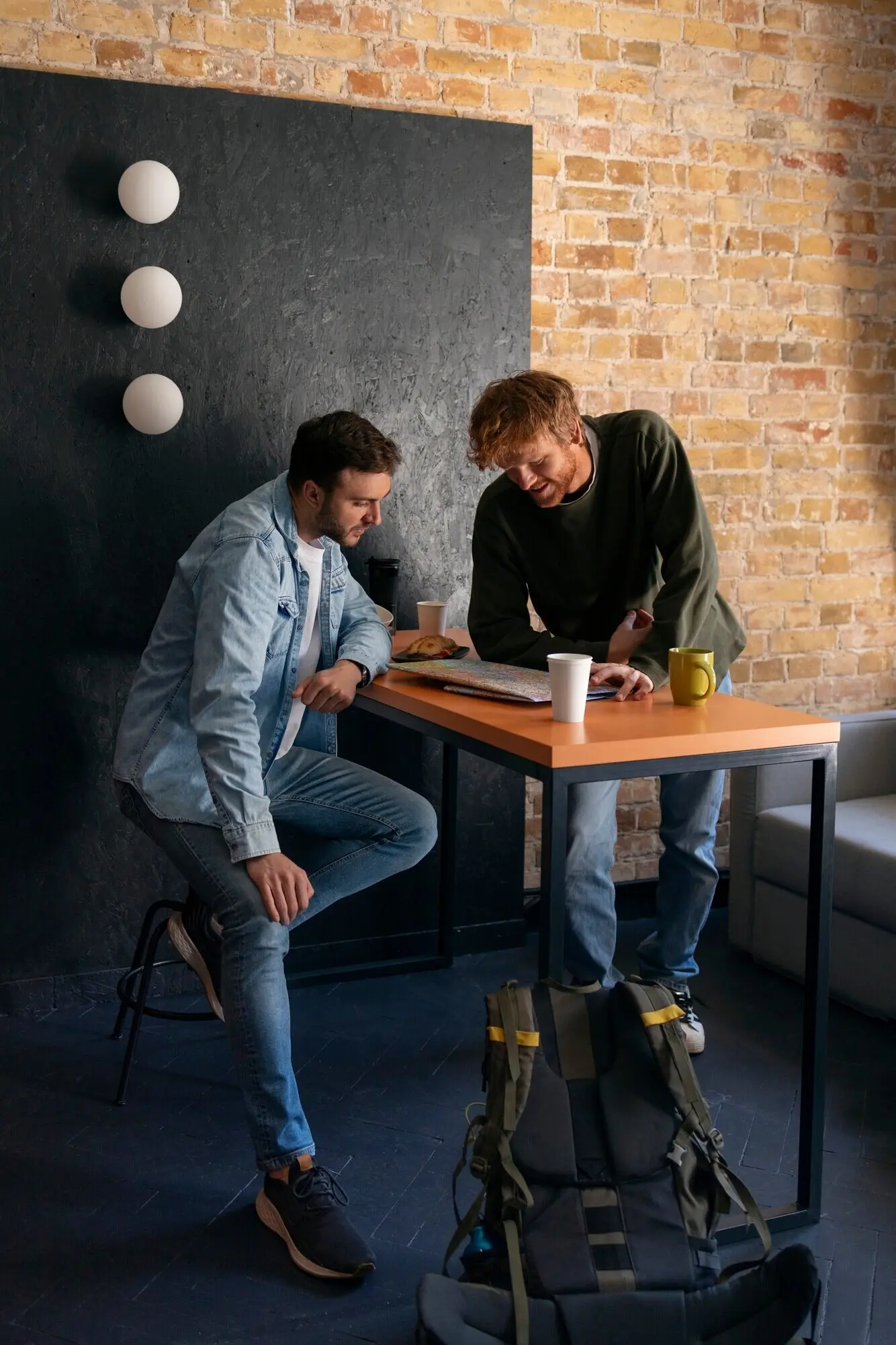 Молодые люди в хостеле, снятые в полный рост.