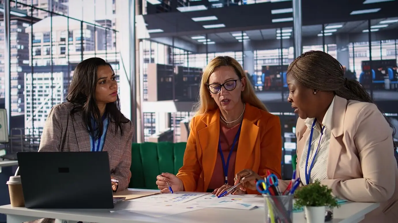 Многонациональная команда женщин-предпринимательниц обсуждает бизнес-стратегию.